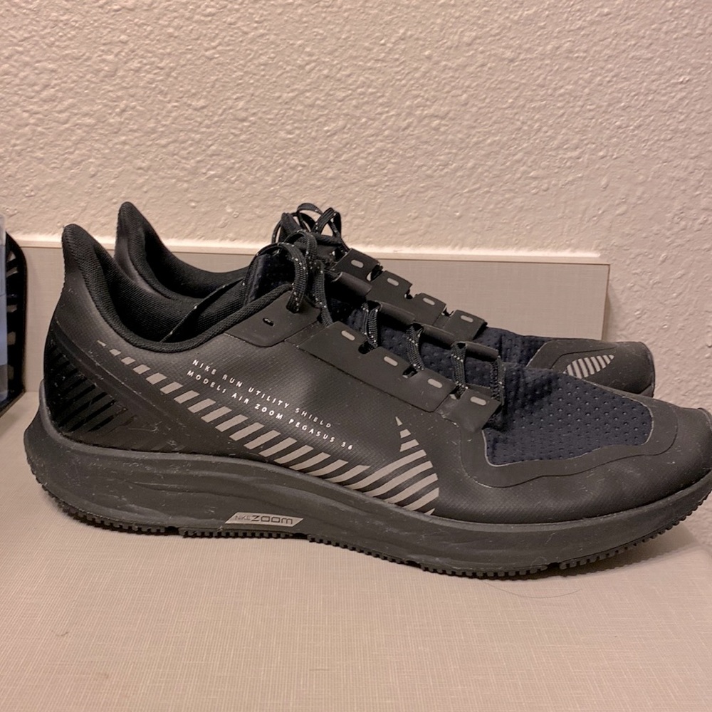 Mens NIKE PEGASUS SHEILD (water resistant) 10.5!